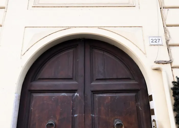 The Rent - Elegant Five-bedrooms Near Colosseo Apartament *